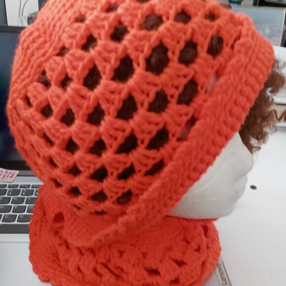 BEENIE & NECK SCARF SET - Picture 2 of 5